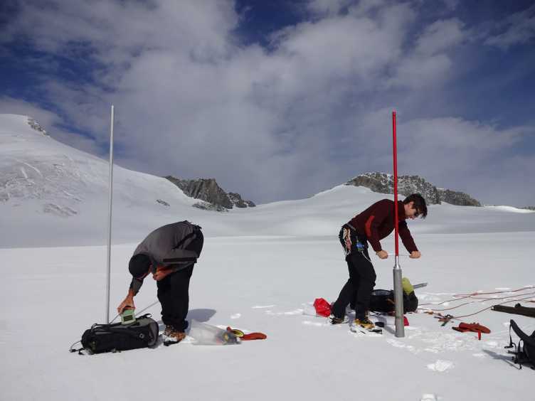 Enlarged view: Mass balance measurements on Swiss glaciers have a long tradition. [Foto: Matthias Huss]