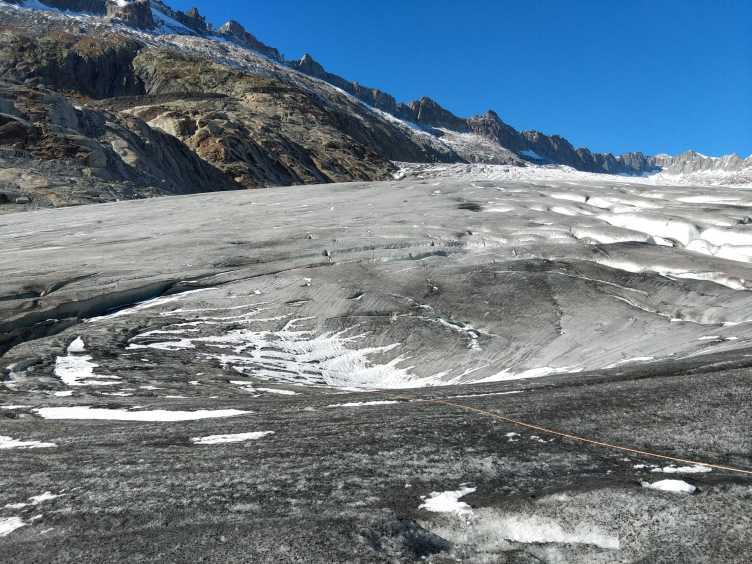 Dangerous and invisible: water pockets in Alpine glaciers (DIWING)