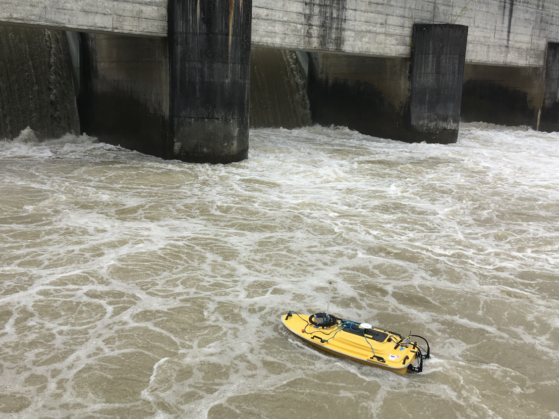 Enlarged view: Field measurement during weir overflow at HPP Bannwil with a remote-controlled boat (Photo: VAW)
