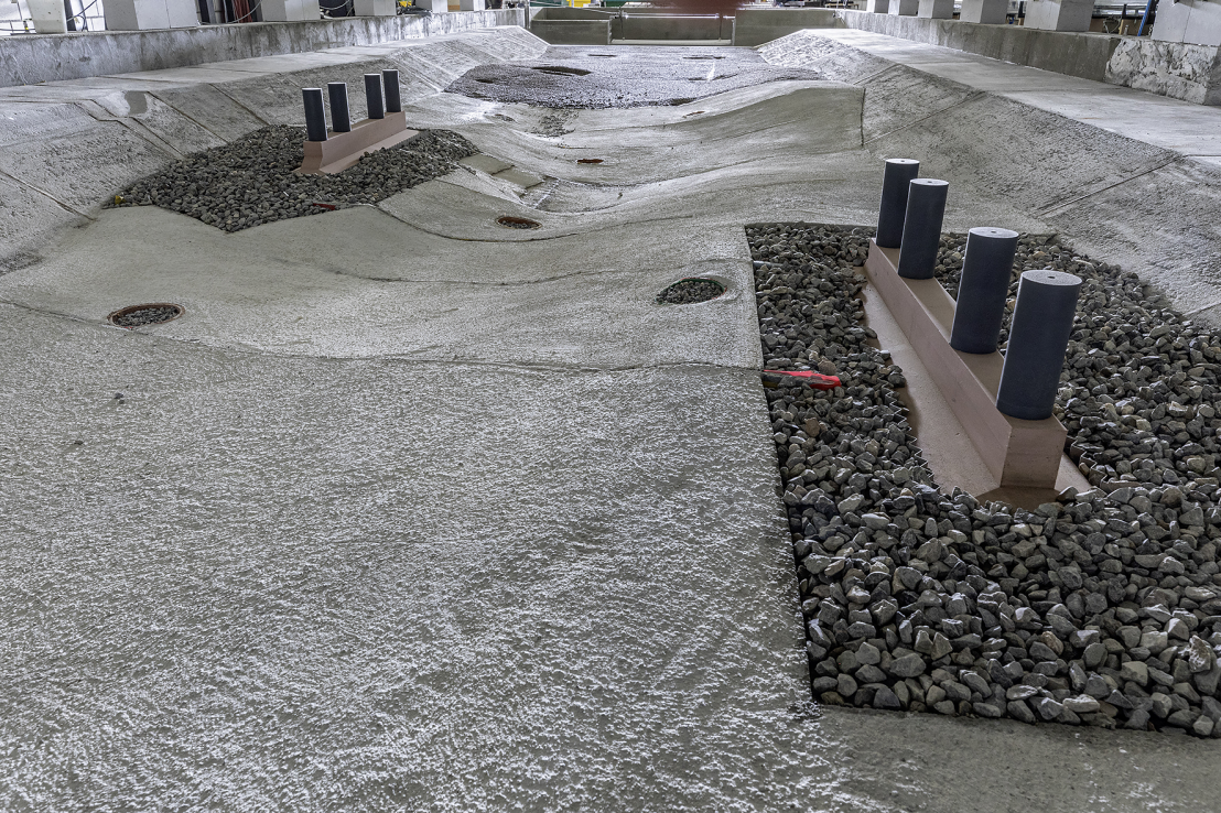 Model of the Aare with fixed topography between the existing piers at a scale of 1:35, view in flow direction