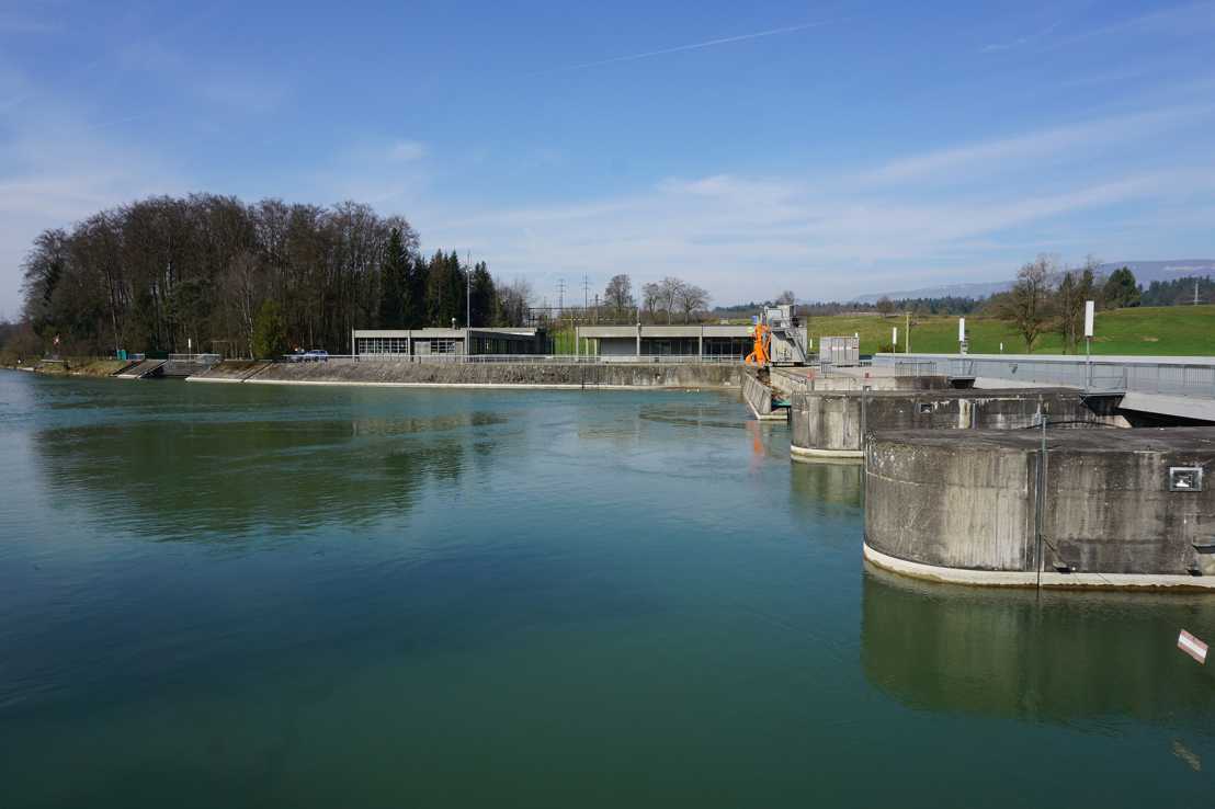 Vergrösserte Ansicht: Sicht auf den Oberwasserbereicht des Flusskraftwerks Bannwil. Im Rahmen des FIThyro Projekts werden die Migrationsrouten von 250 Fischen aufgezeichnet.