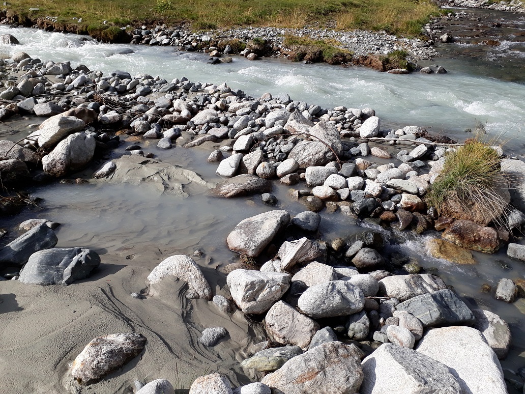Vergrösserte Ansicht: Geschiebe und Schwebstoffe oberstrom des Kleinwasserkraftwerks Susasca im Kanton Graubünden (Foto: VAW)